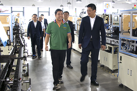 無(wú)錫市顧區(qū)長(zhǎng)等一行領(lǐng)導(dǎo)來(lái)我司參觀(guān)考察